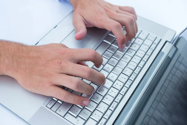 Geschäftsmann tippt auf seinem Laptop — Stockfoto