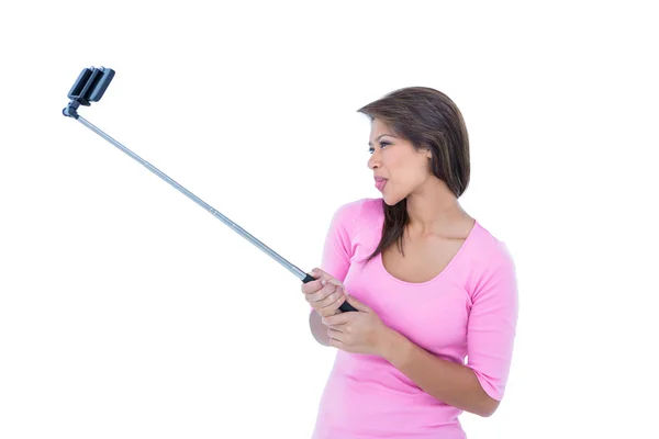 Bonita morena usando selfie stick — Foto de Stock