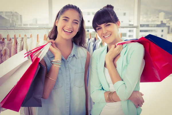 Sorrindo amigos segurando sacos de compras — Fotografia de Stock