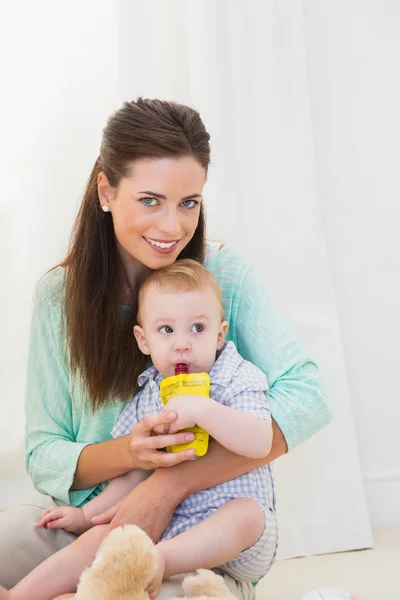 Mother giving baby a drink — Stock Photo, Image