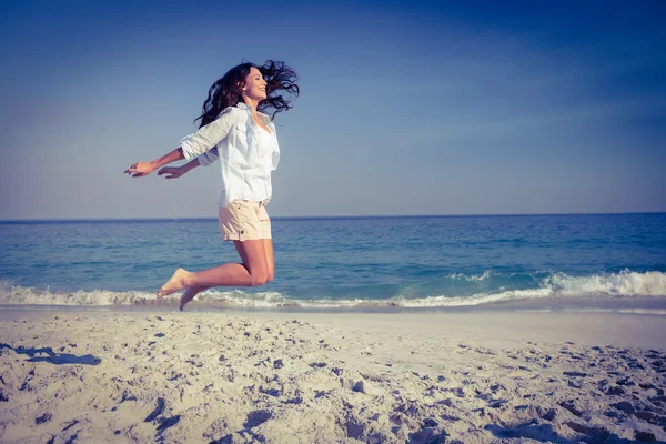 快乐的女人跳上海滩 — 图库照片