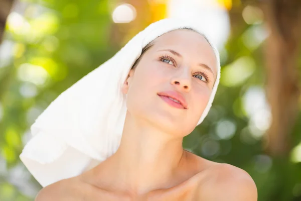 Eine Frau bereitet sich auf den Wellnesstag vor — Stockfoto