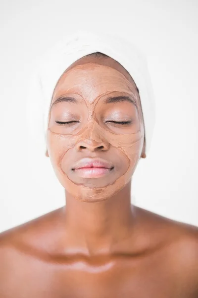 Mujer disfrutando chocolate tratamiento facial — Foto de Stock