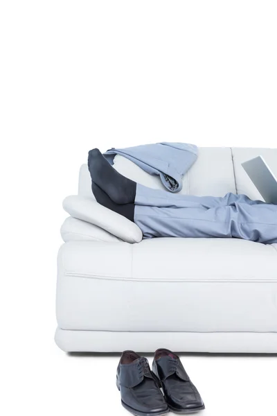 Biznesmen, leżąc na kanapie nogi tylko widoczne — Zdjęcie stockowe