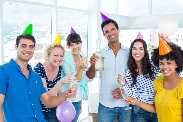 Mensen uit het bedrijfsleven roosteren met glazen van champagne — Stockfoto