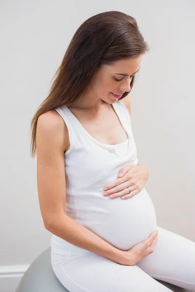 Feliz gravidez toque barriga — Fotografia de Stock