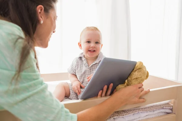 Mutter benutzt Tablette mit Baby — Stockfoto