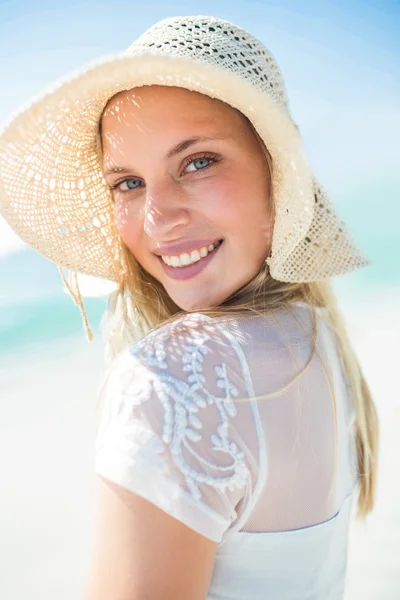 Mulher loira bonita em um dia ensolarado — Fotografia de Stock