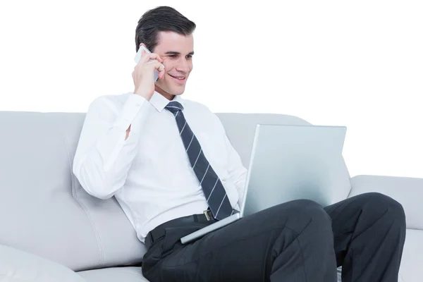 Zakenman praten over de telefoon op de Bank met zijn laptop — Stockfoto