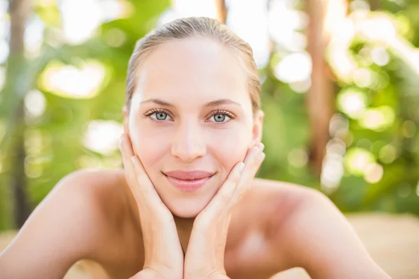 Friedliche Blondine auf Massagetisch liegend — Stockfoto