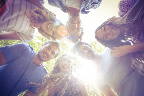 Happy vänner trängas i cirkel i parken — Stockfoto