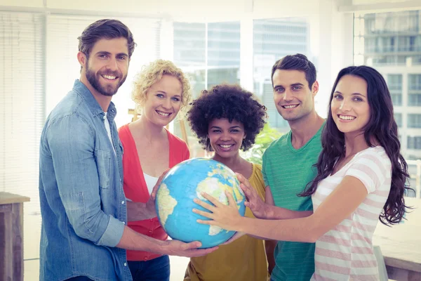 Jovens empresários criativos com um globo — Fotografia de Stock