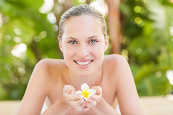 Blonde lying on towel at spa — Stockfoto