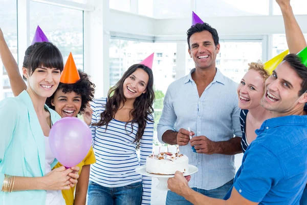 Pessoas de negócios comemorando um aniversário — Fotografia de Stock