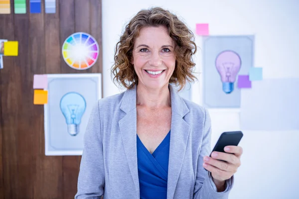 Kreative Geschäftsfrau nutzt ihr Smartphone — Stockfoto