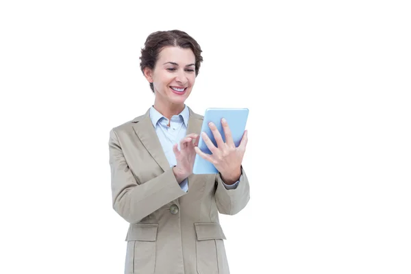 Mujer de negocios sonriendo mientras mira una tableta — Foto de Stock