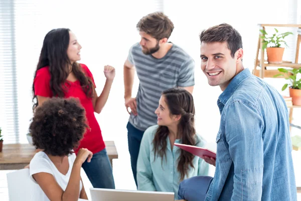 Glückliche junge Kollegen diskutieren im Amt — Stockfoto