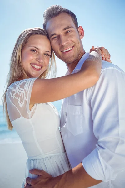 Щаслива пара на пляжі — стокове фото
