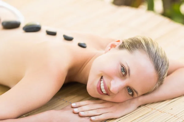 Vrouw ontvangende stone-massage — Stockfoto