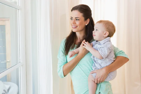 Gelukkig moeder houden babyjongen — Stockfoto