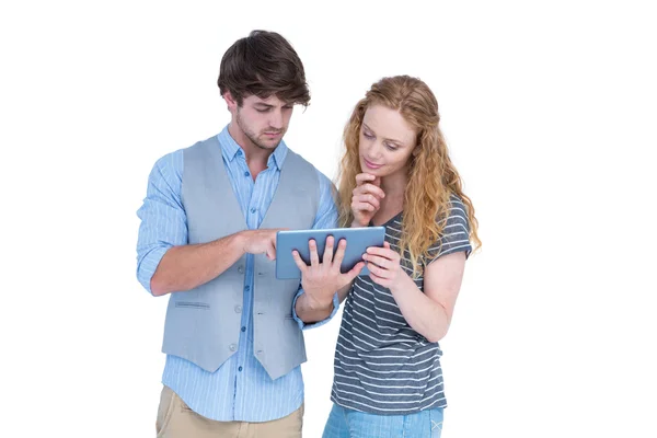 Pár se drží tabletový počítač — 图库照片