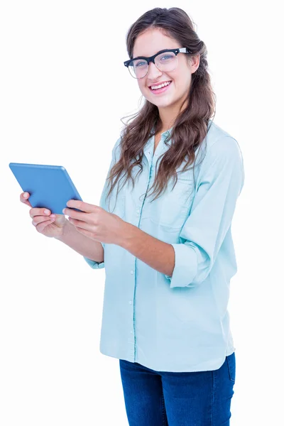 Muito geeky hipster sorrindo para a câmera e segurando tablet — Fotografia de Stock