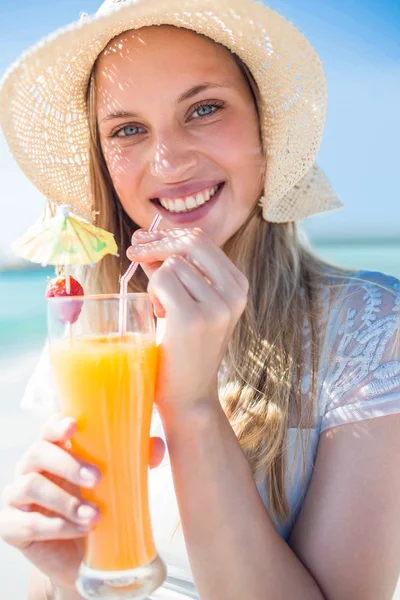 Schöne blonde Frau an einem sonnigen Tag — Stockfoto