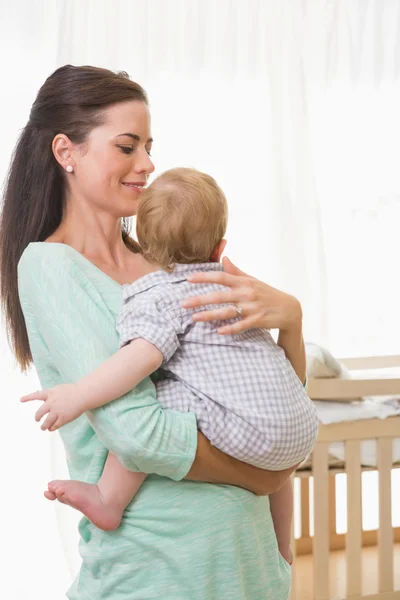 Mãe segurando bebê menino — Fotografia de Stock