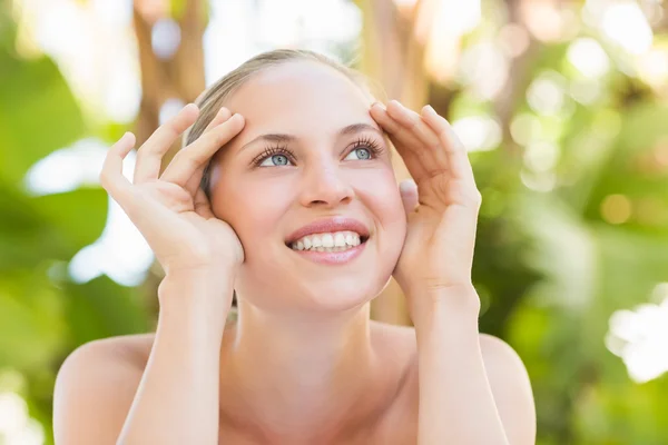 Blonde lying on towel at spa — Stockfoto