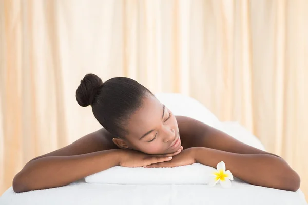 Woman lying on massage table at spa — Stock Photo, Image