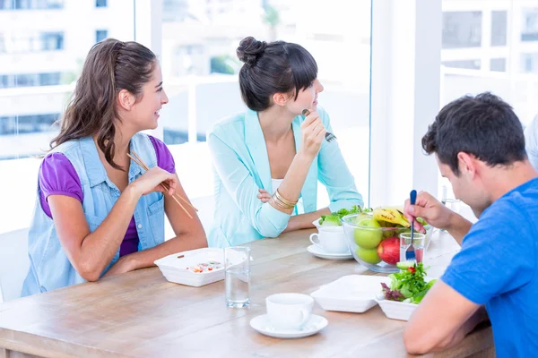 Grupo de amigos comendo juntos — Fotografia de Stock