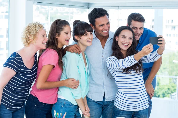 Creatieve business team neemt een selfie — Stockfoto