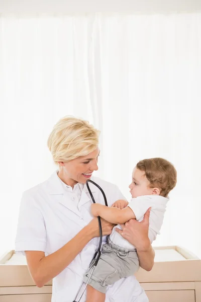 Smiling blonde doctor and child — 图库照片