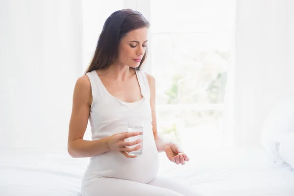 Pregnancy taking a vitamin — 图库照片