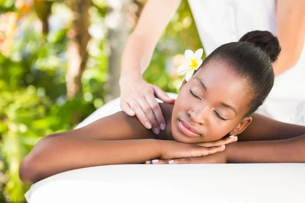 Mooie vrouw ontvangen massage op gezondheid boerderij — Stockfoto