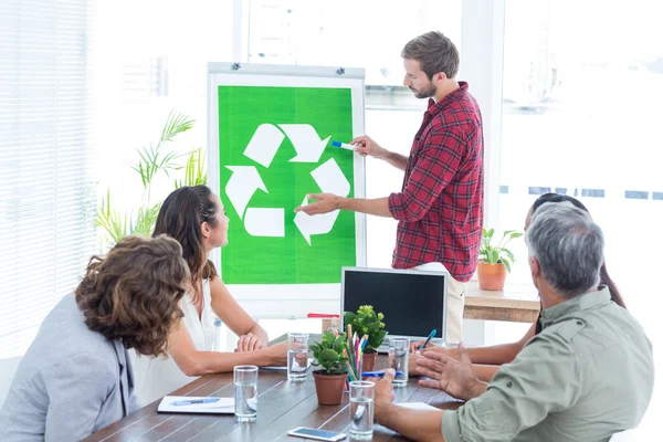 Jovem equipe criativa tendo uma reunião sobre reciclagem — Fotografia de Stock