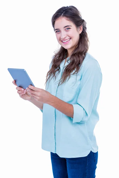 Hübscher Hipster lächelt in Kamera und hält Tablet in der Hand — Stockfoto
