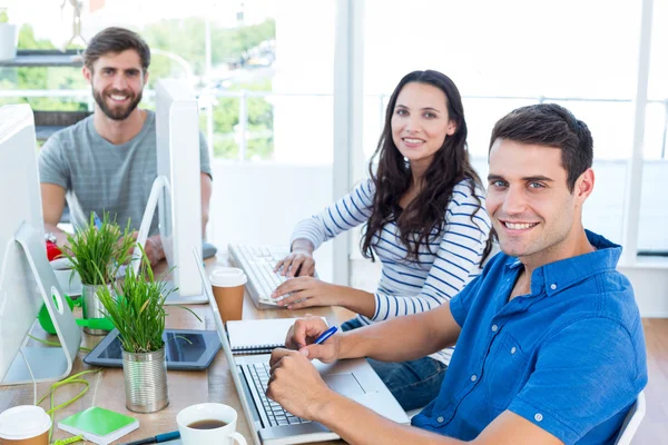 Kreativa kollegor med laptop i möte — Stockfoto