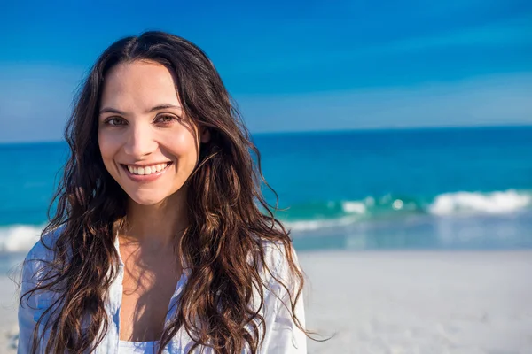 Happy woman looking at camera at the beach — Stockfoto