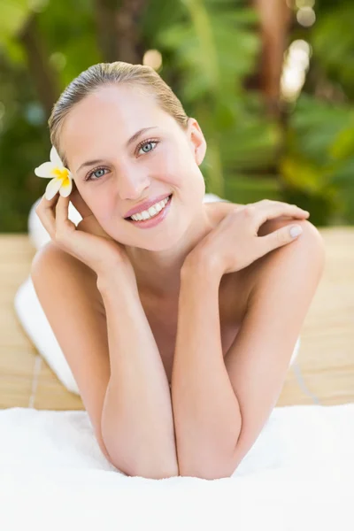 Blonde lying on towel at spa — Stock fotografie