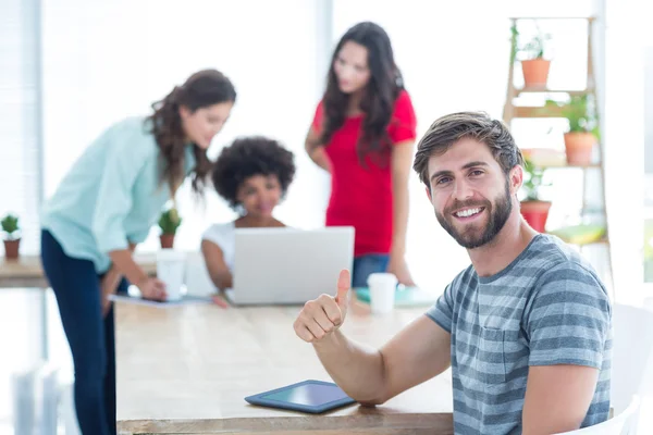 Casual zakenman digitale tablet met collega's achter ik — Stockfoto