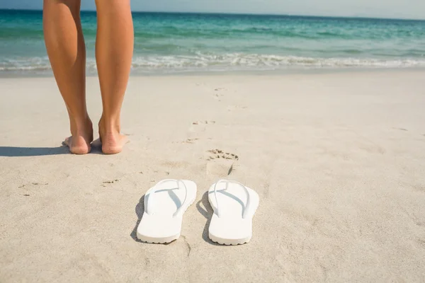 Feet of woman at the beach — Zdjęcie stockowe