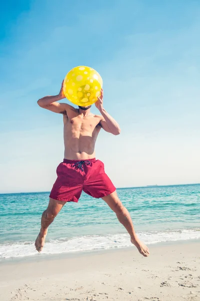 Szczęśliwy człowiek skoki na plaży — Zdjęcie stockowe