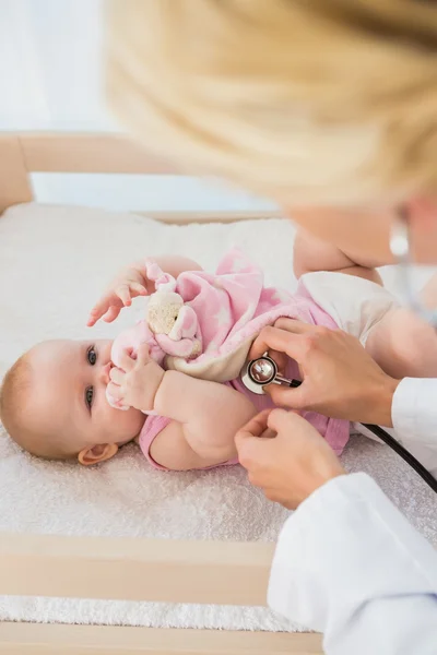 Baby girl with doctor with stethoscope — ストック写真