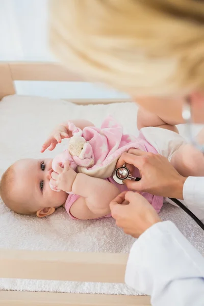 Niña con médico y estetoscopio —  Fotos de Stock