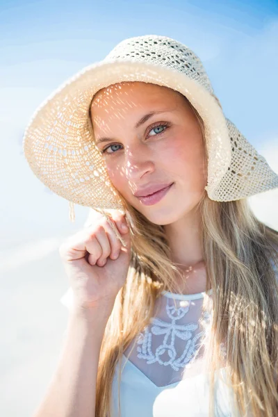 Mooie blonde vrouw op een zonnige dag — Stockfoto