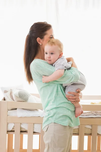Madre sosteniendo bebé niño —  Fotos de Stock