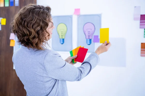 Kreativ forretningskvinde holder farvekort - Stock-foto