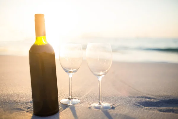 Butelka winorośli z dwóch szklanych — Zdjęcie stockowe