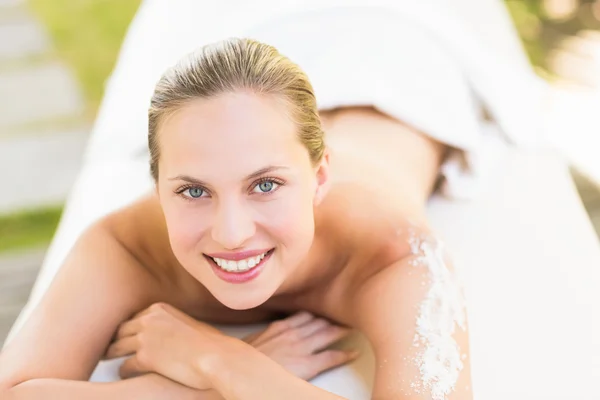 Portret van een mooie jonge vrouw op massagetafel close-up — Stockfoto